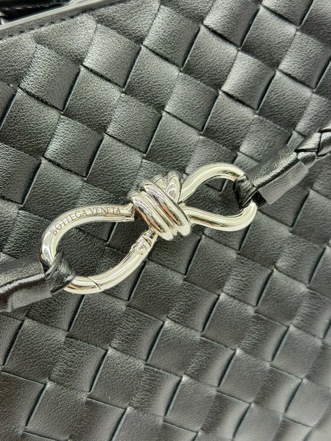 женская сумка bottega veneta,сумка bottega veneta,черная женская сумка bottega veneta,черная кожаная сумка bottega veneta andiamo medium,женская сумка-тоут bottega veneta