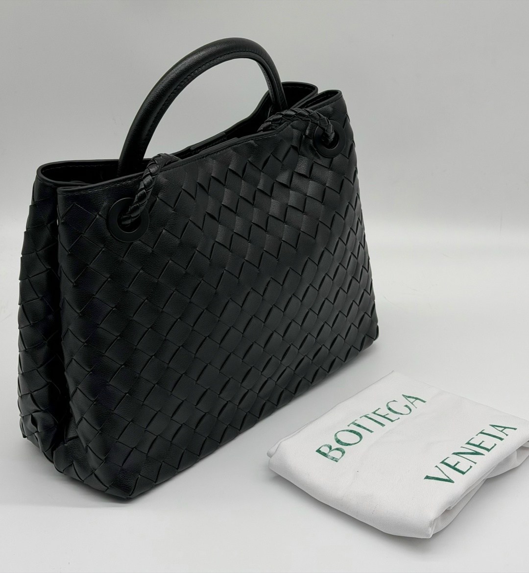 женская сумка bottega veneta,сумка bottega veneta,черная женская сумка bottega veneta,черная кожаная сумка bottega veneta andiamo medium,женская сумка-тоут bottega veneta