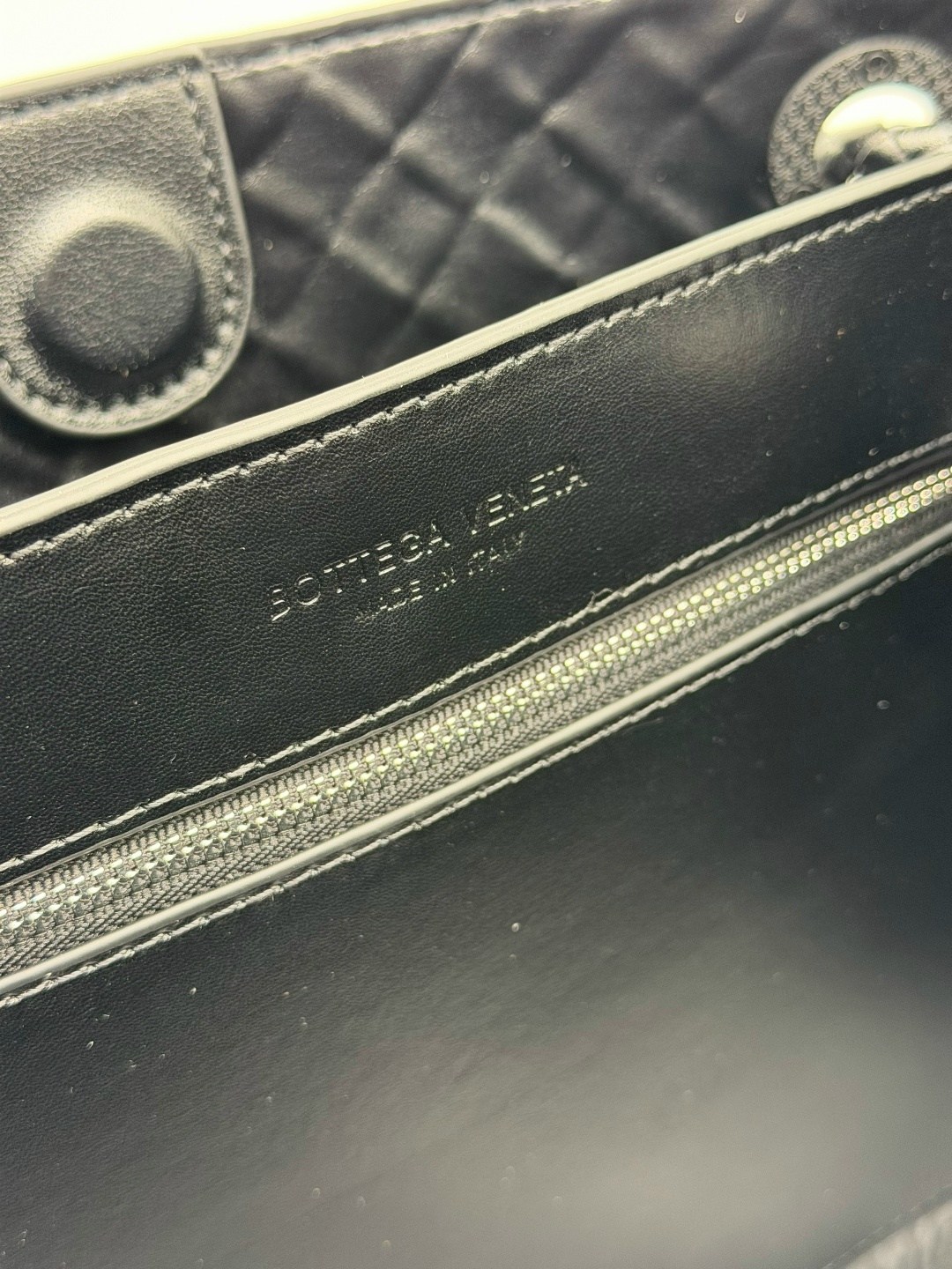 женская сумка bottega veneta,сумка bottega veneta,черная женская сумка bottega veneta,черная кожаная сумка bottega veneta andiamo medium,женская сумка-тоут bottega veneta