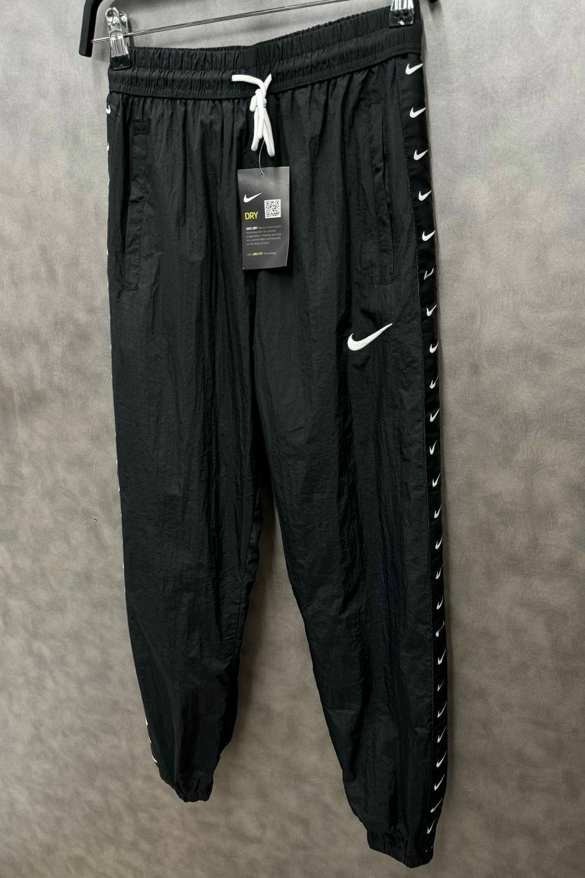 спортивные штаны nike,штаны спортивные мужские nike,штаны nike,nike nsw swoosh woven pants,nike sportswear swoosh woven pants black