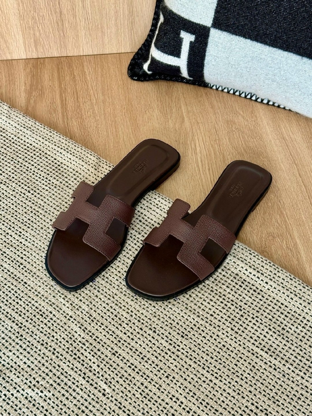шлепанцы hermes,женские кожаные шлепки hermes oran коричневые,шлепки hermes женские,шлепки эрмес оран,шлепки hermes