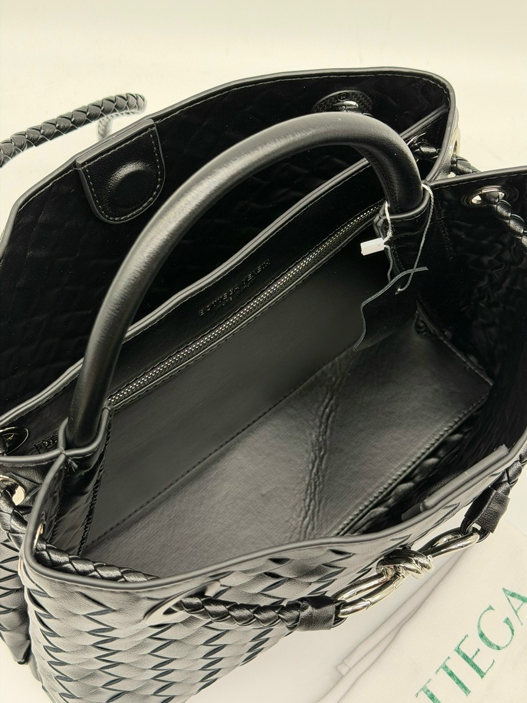 женская сумка bottega veneta,сумка bottega veneta,черная женская сумка bottega veneta,черная кожаная сумка bottega veneta andiamo medium,женская сумка-тоут bottega veneta