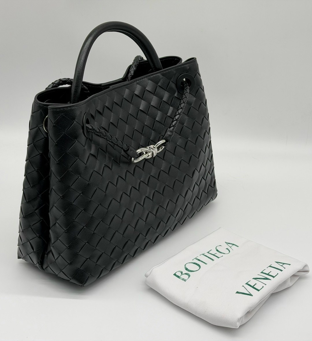 женская сумка bottega veneta,сумка bottega veneta,черная женская сумка bottega veneta,черная кожаная сумка bottega veneta andiamo medium,женская сумка-тоут bottega veneta