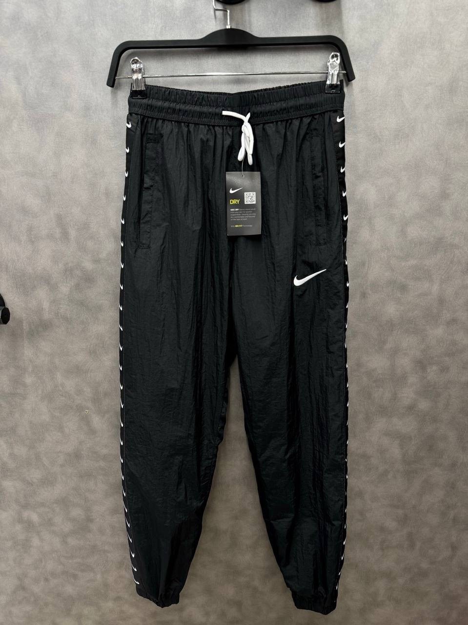 спортивные штаны nike,штаны спортивные мужские nike,штаны nike,nike nsw swoosh woven pants,nike sportswear swoosh woven pants black