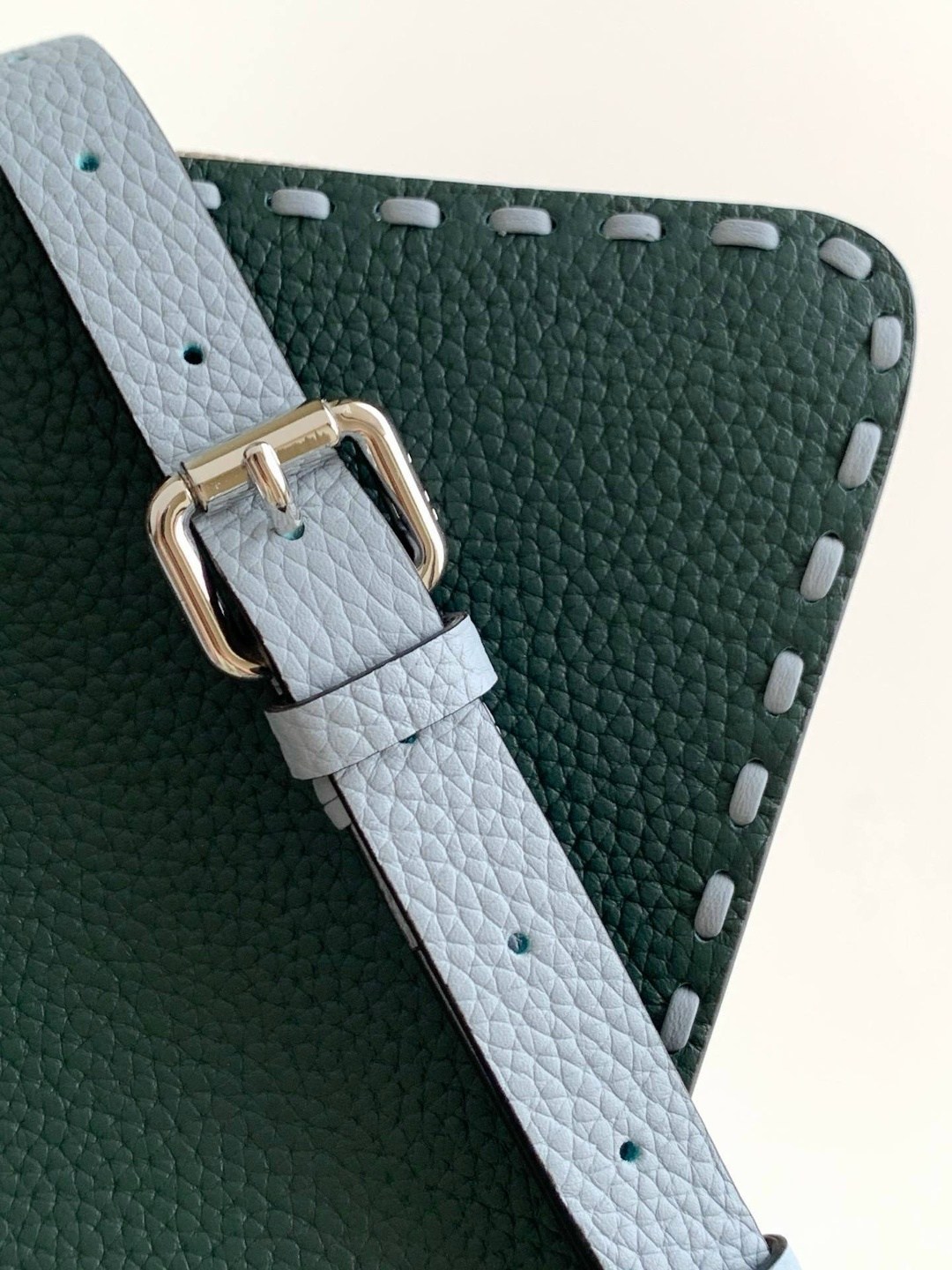 fendi сумка,fendi сумка на плечо,женская сумка fendi,сумка,сумка fendi peekaboo