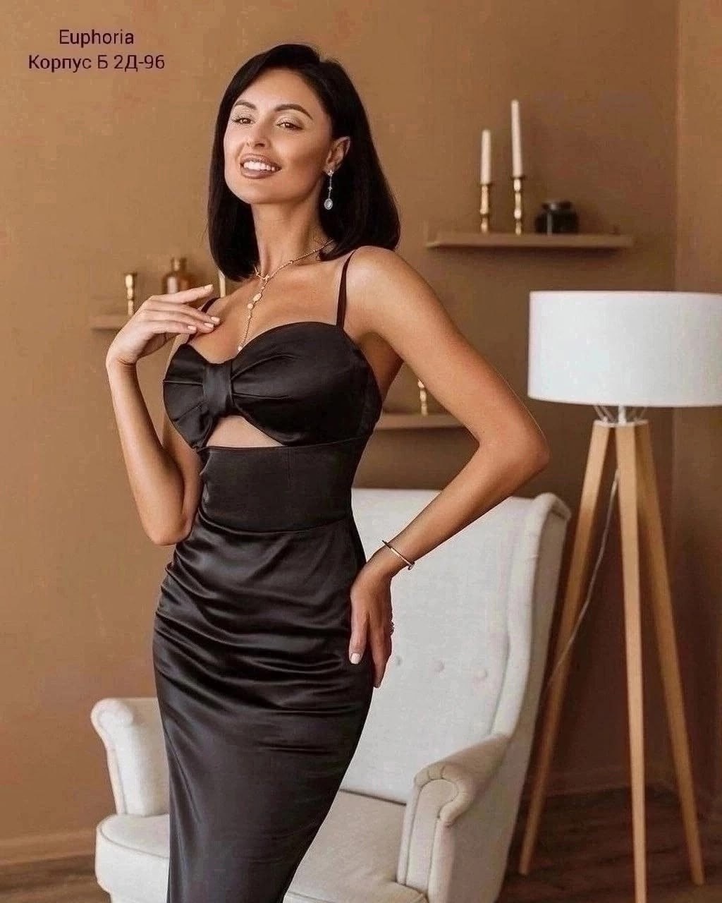 элегантное вечернее платье,атласное платье,вырез платья,модное платье,зеленое платье
