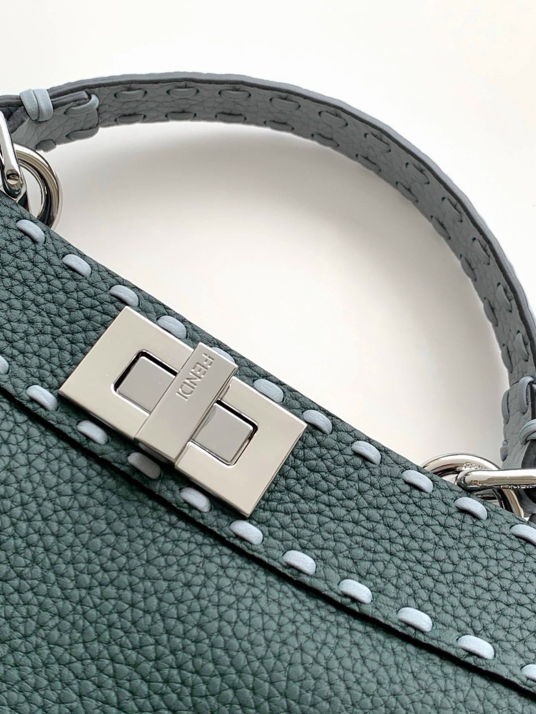 fendi сумка,fendi сумка на плечо,женская сумка fendi,сумка,сумка fendi peekaboo