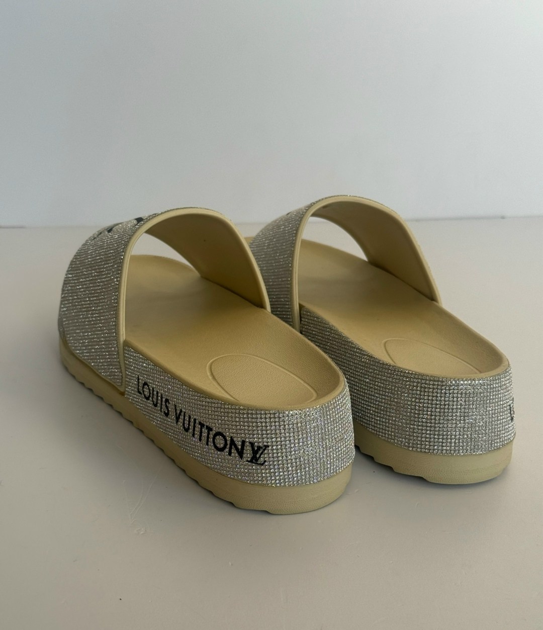 ,шлепанцы женские,модные тапочки,тапочки женские,тапочки louis vuitton