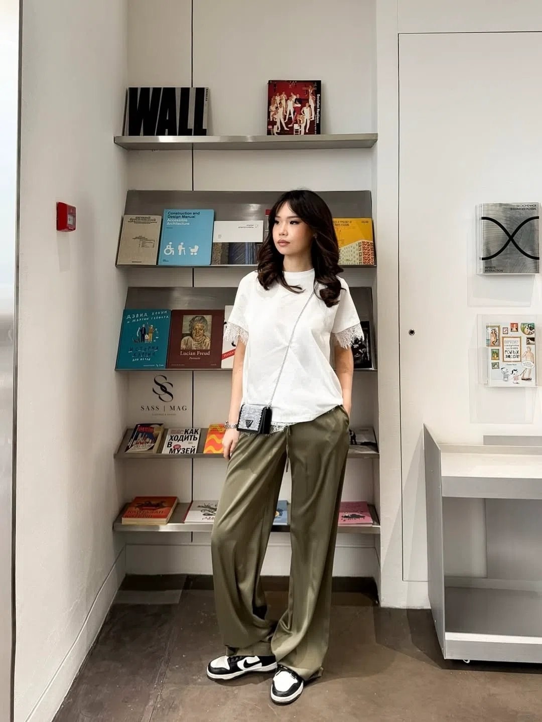 кореянка,девушка в книжном магазине,корейские стили,стильные наряды,книжная эстетика
