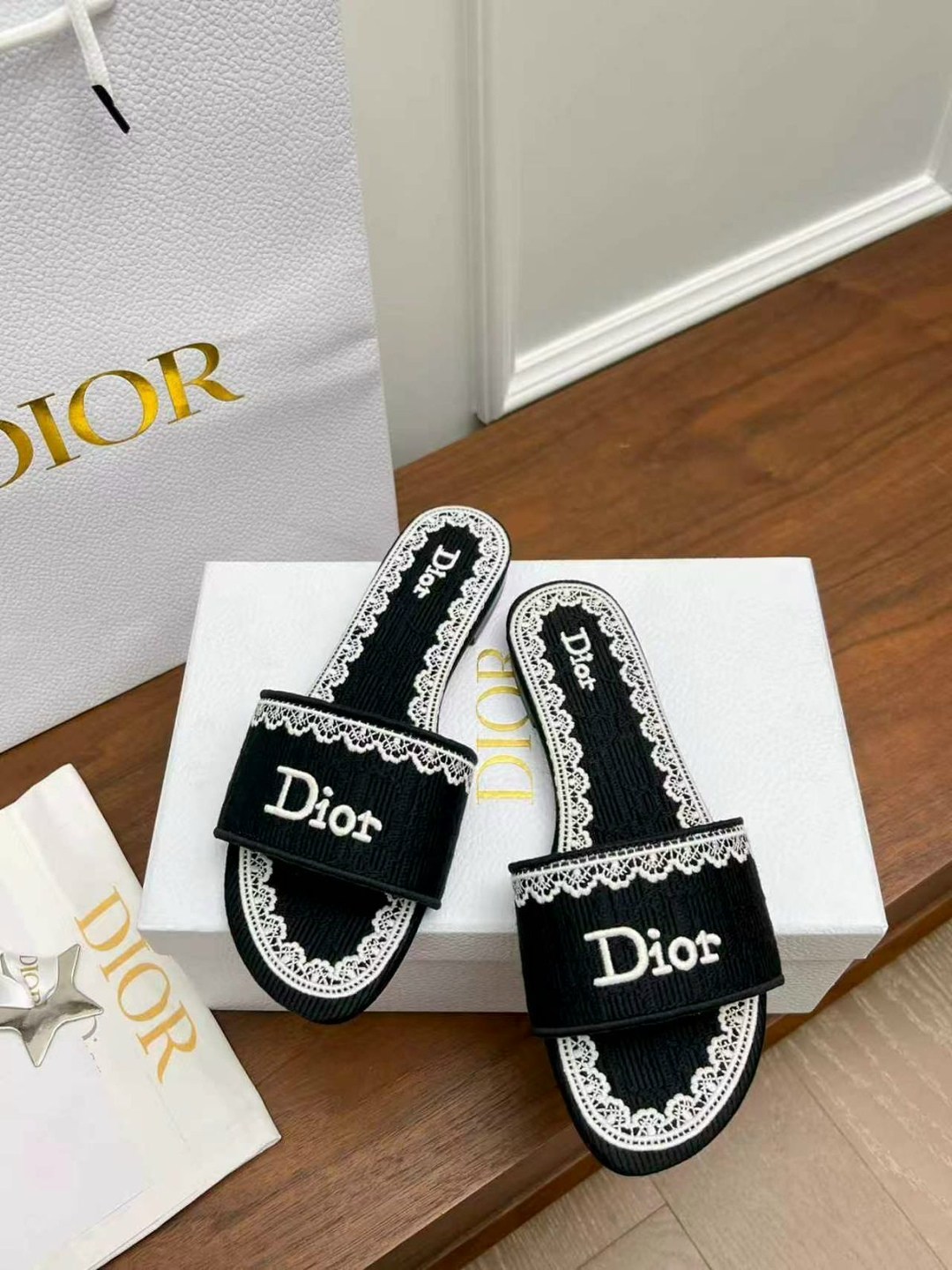 шлепанцы christian dior,christian dior шлепанцы коллекция 2026,dior dway шлепанцы,тапочки dior,шлепки диор