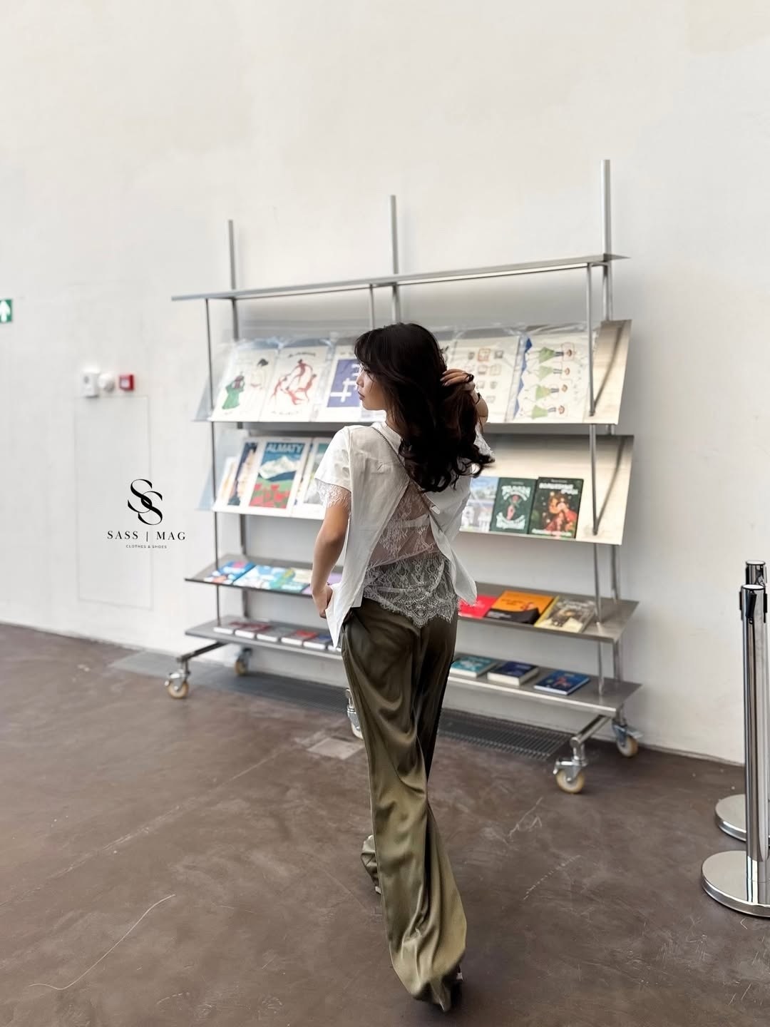 кореянка,девушка в книжном магазине,корейские стили,стильные наряды,книжная эстетика