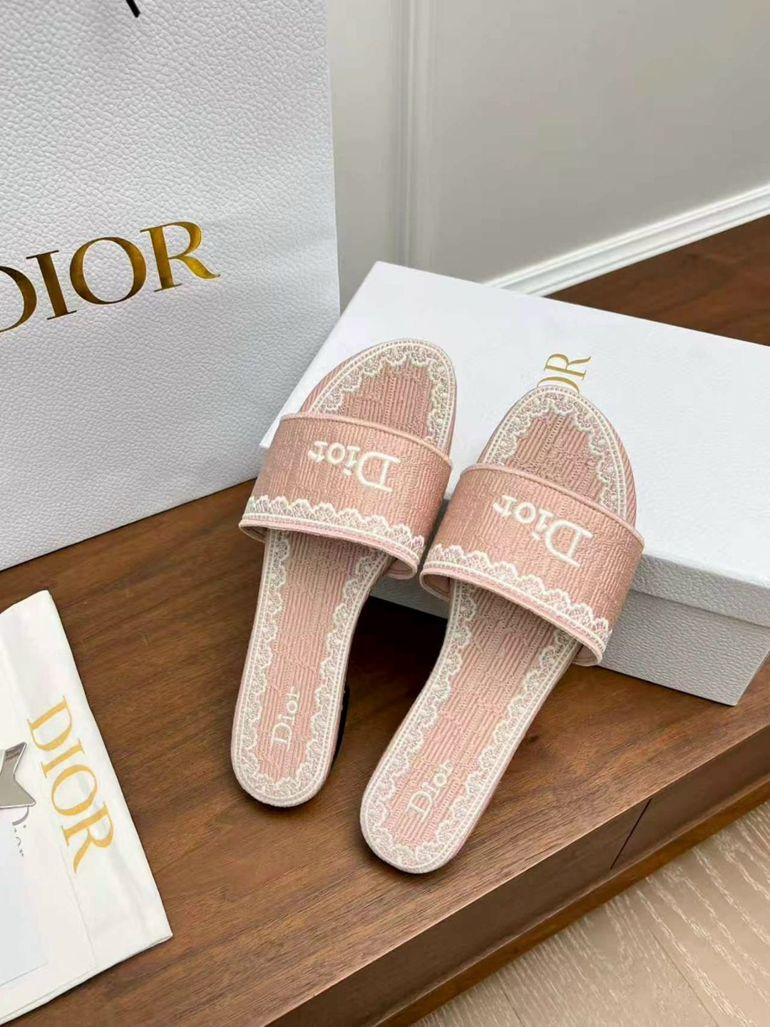 шлепанцы christian dior,christian dior шлепанцы коллекция 2026,dior dway шлепанцы,тапочки dior,шлепки диор