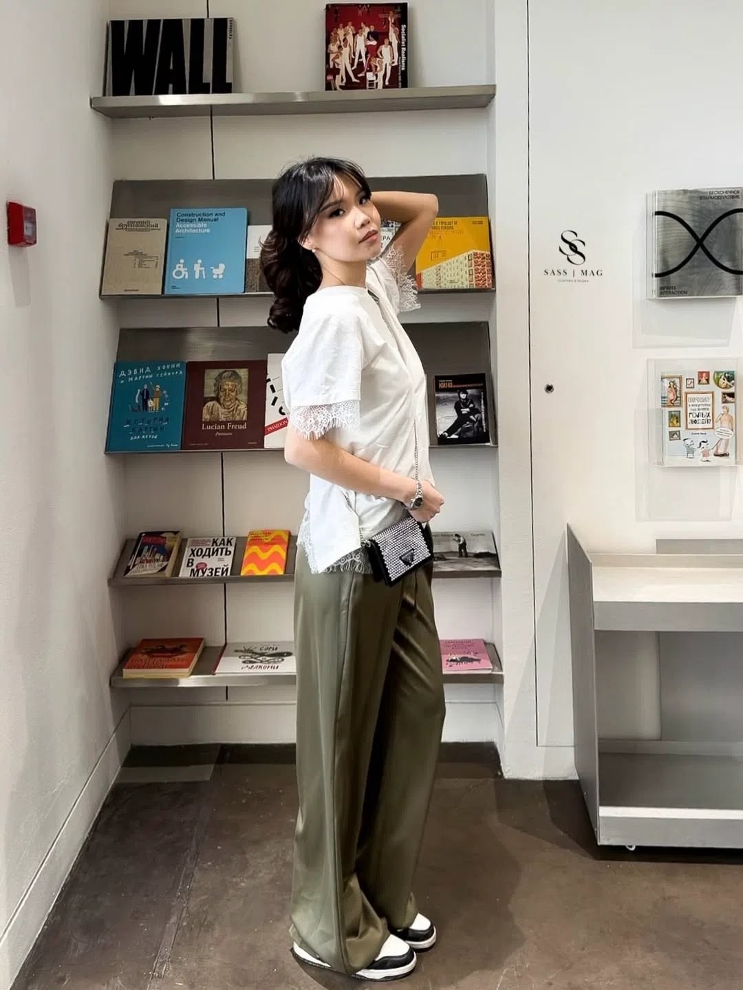 кореянка,девушка в книжном магазине,корейские стили,стильные наряды,книжная эстетика