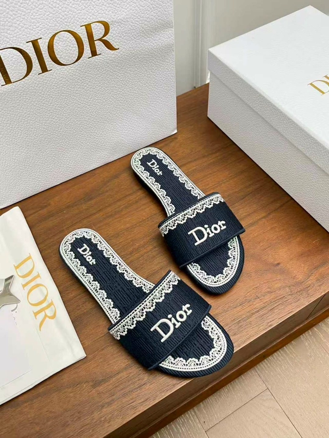 шлепанцы christian dior,christian dior шлепанцы коллекция 2026,dior dway шлепанцы,тапочки dior,шлепки диор