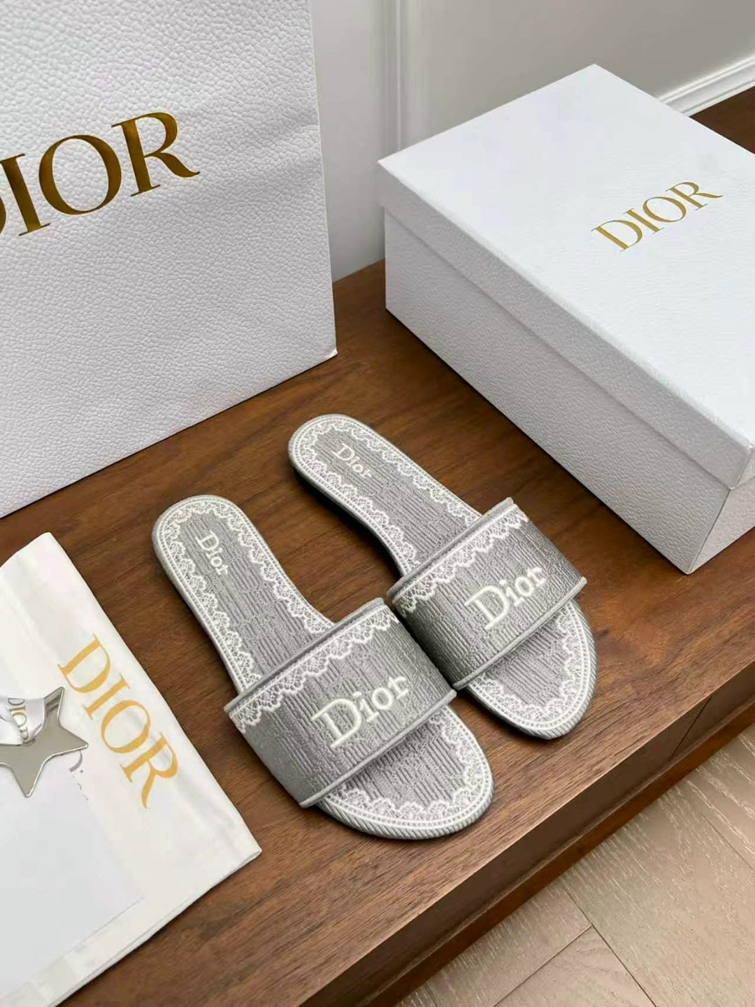 шлепанцы christian dior,christian dior шлепанцы коллекция 2026,dior dway шлепанцы,тапочки dior,шлепки диор