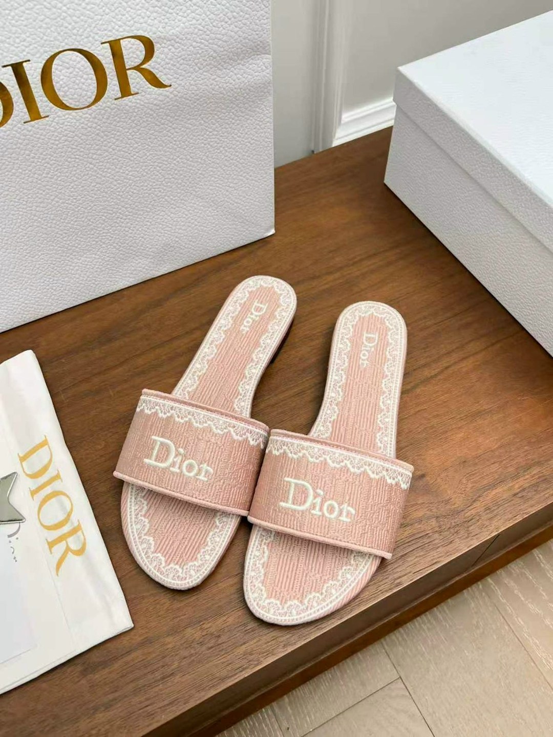 шлепанцы christian dior,christian dior шлепанцы коллекция 2026,dior dway шлепанцы,тапочки dior,шлепки диор