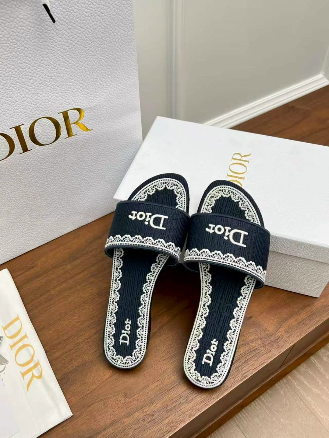 шлепанцы christian dior,christian dior шлепанцы коллекция 2026,dior dway шлепанцы,тапочки dior,шлепки диор