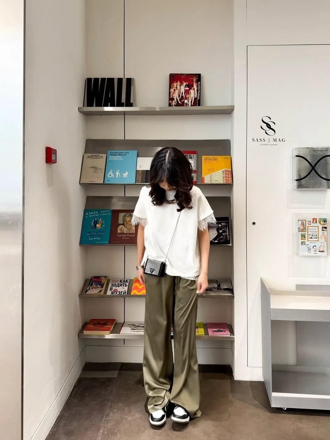 кореянка,девушка в книжном магазине,корейские стили,стильные наряды,книжная эстетика
