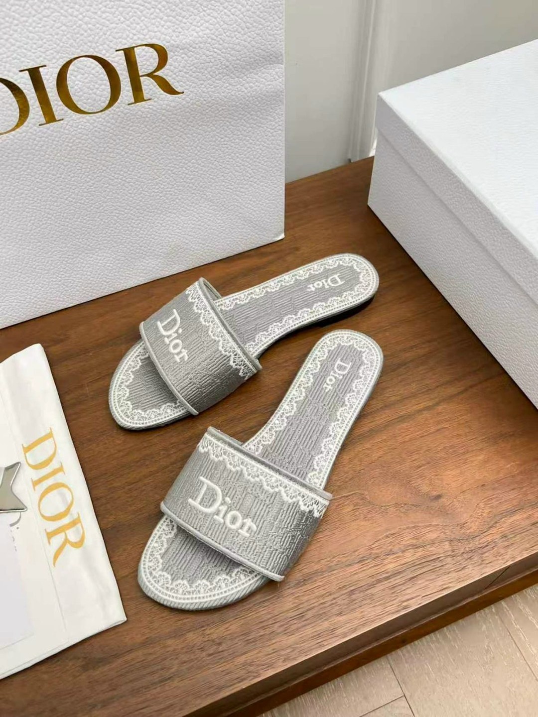 шлепанцы christian dior,christian dior шлепанцы коллекция 2026,dior dway шлепанцы,тапочки dior,шлепки диор