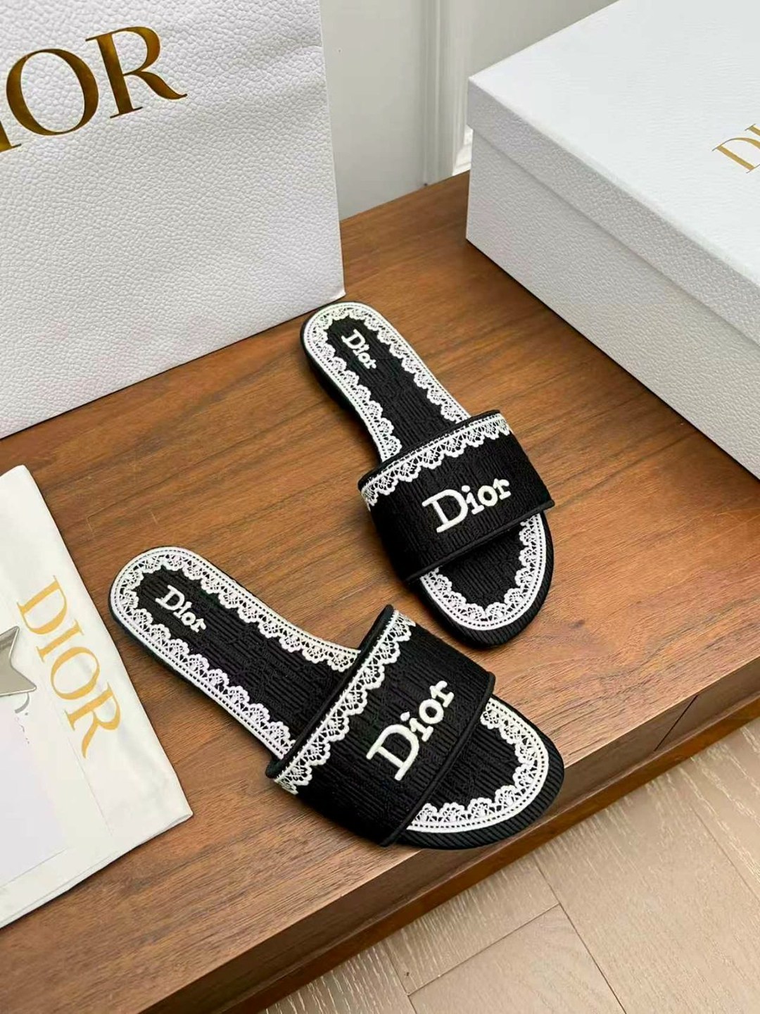 шлепанцы christian dior,christian dior шлепанцы коллекция 2026,dior dway шлепанцы,тапочки dior,шлепки диор