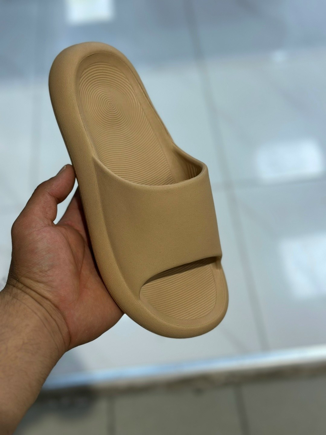 ,шлепанцы женские,тапочки модные,тапочки yeezy slide,домашние тапочки