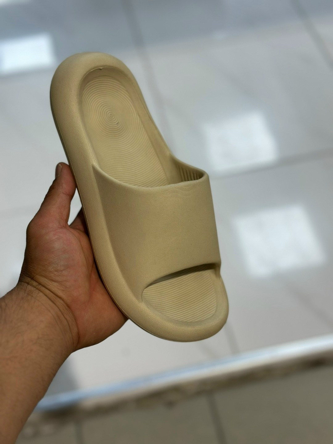 ,шлепанцы женские,тапочки модные,тапочки yeezy slide,домашние тапочки