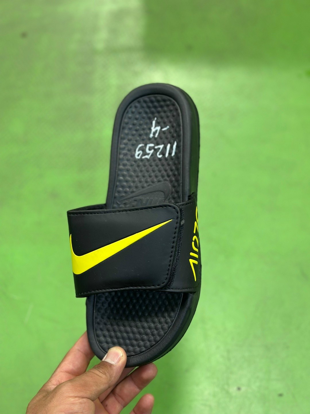 nike slides,nike benassi jdi,nike benassi,тапочки nike жёлтые,тапочки найк