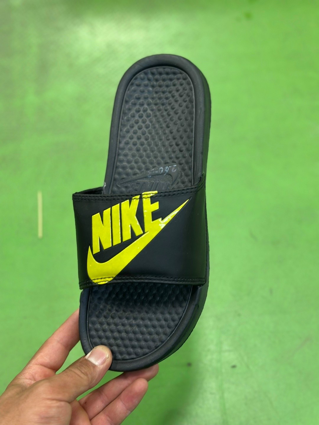 nike slides,nike benassi jdi,nike benassi,тапочки nike жёлтые,тапочки найк
