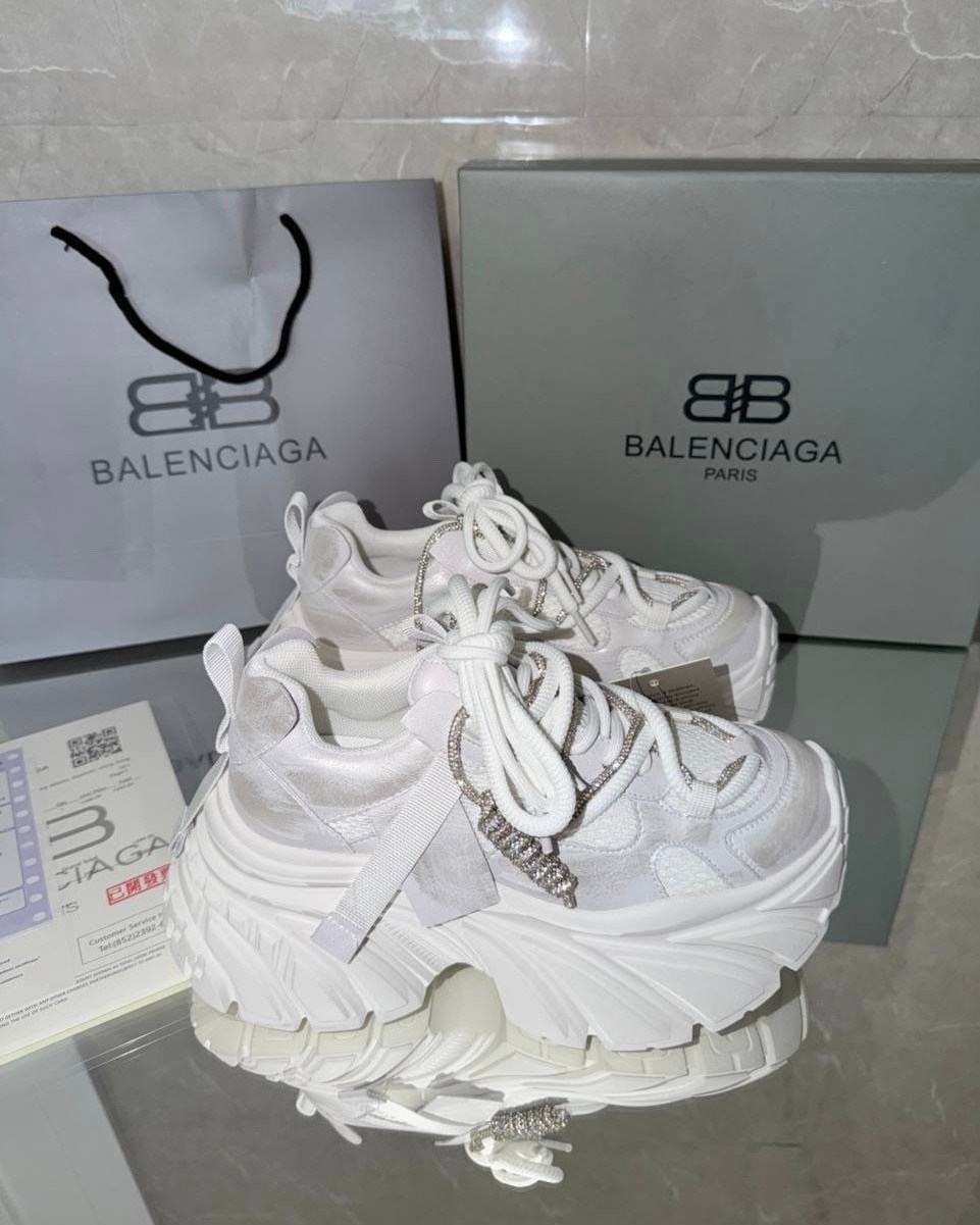 кроссовки balenciaga,кроссовки женские balenciaga,кроссовки balenciaga triple s,balenciaga triple s clear sole,женские массивные кроссовки
