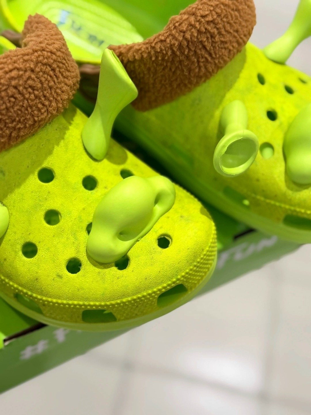 кроксы со шреком,сандалии x dreamworks classic clog 'shrek' crocs, зеленый,сабо shrek classic clog crocs цвет lime punch,crocs classic clog,сабо crocs classic x dreamworks shrek зеленый