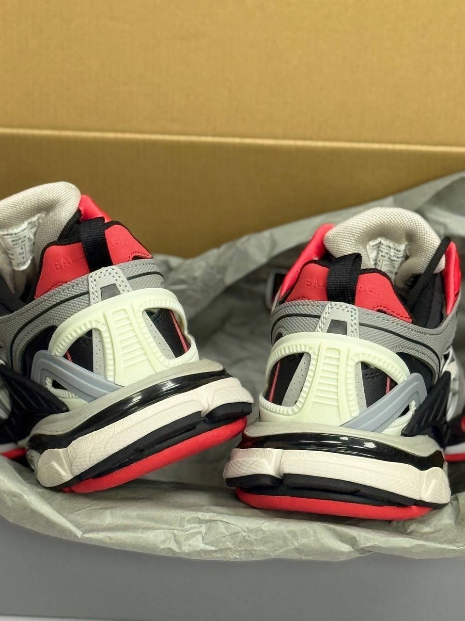 balenciaga track.2 sneaker black/red/grey,кроссовки мужские balenciaga track серебряный красный,balenciaga track.2 sneaker grey red,кроссовки balenciaga,кроссовки balenciaga track 2.0