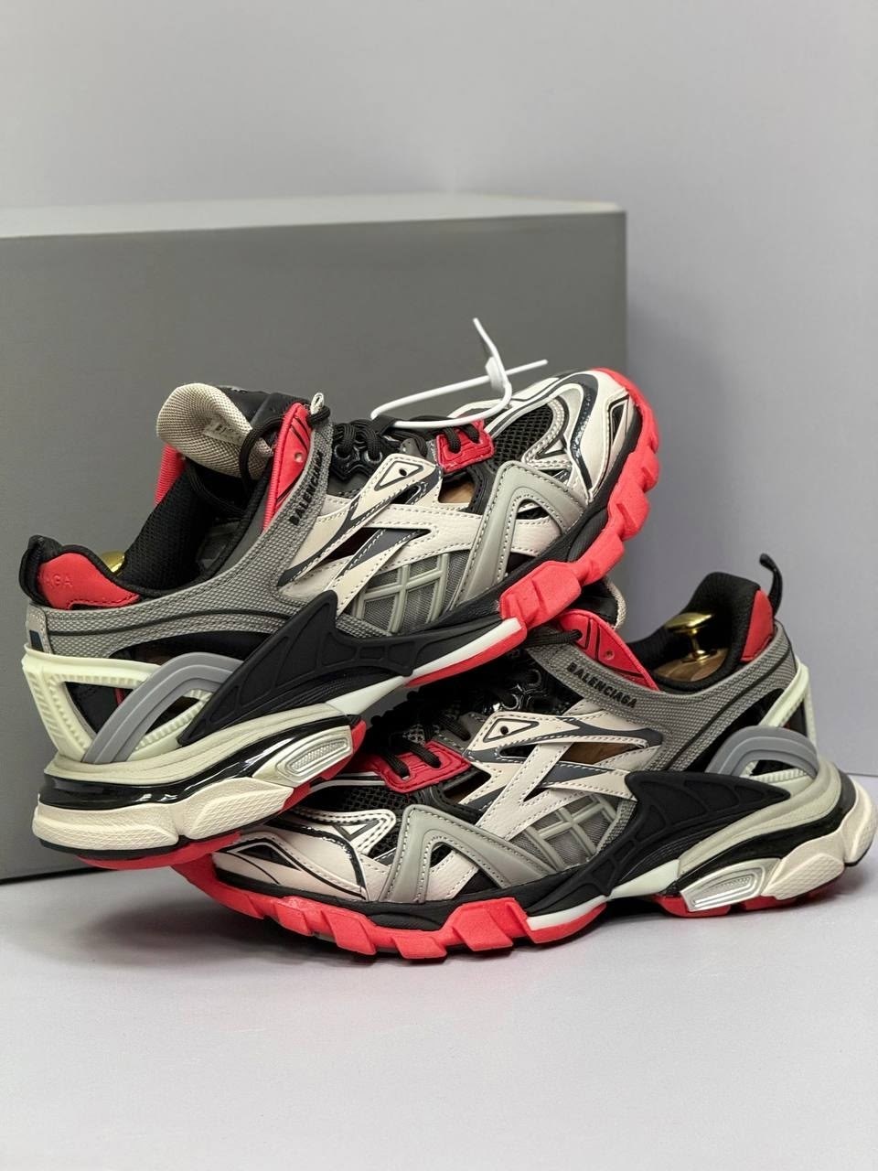 balenciaga track.2 sneaker black/red/grey,кроссовки мужские balenciaga track серебряный красный,balenciaga track.2 sneaker grey red,кроссовки balenciaga,кроссовки balenciaga track 2.0