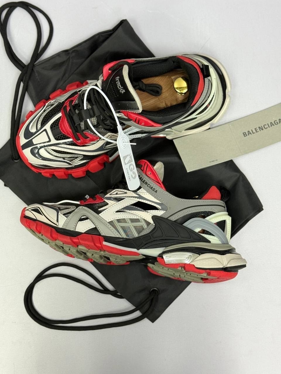 balenciaga track.2 sneaker black/red/grey,кроссовки мужские balenciaga track серебряный красный,balenciaga track.2 sneaker grey red,кроссовки balenciaga,кроссовки balenciaga track 2.0