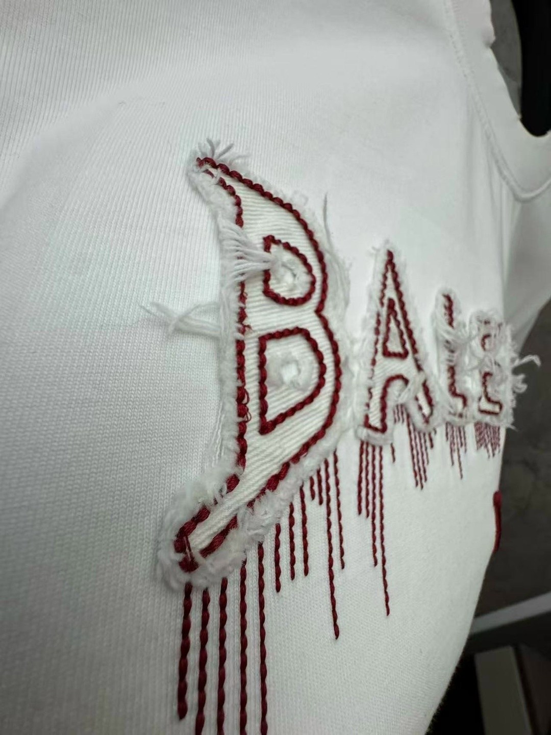 футболка баленсиага черная с белой надписью,футболка balenciaga,футболка balenciaga с коротким рукавом и цифровым принтом,футболка баленсиага