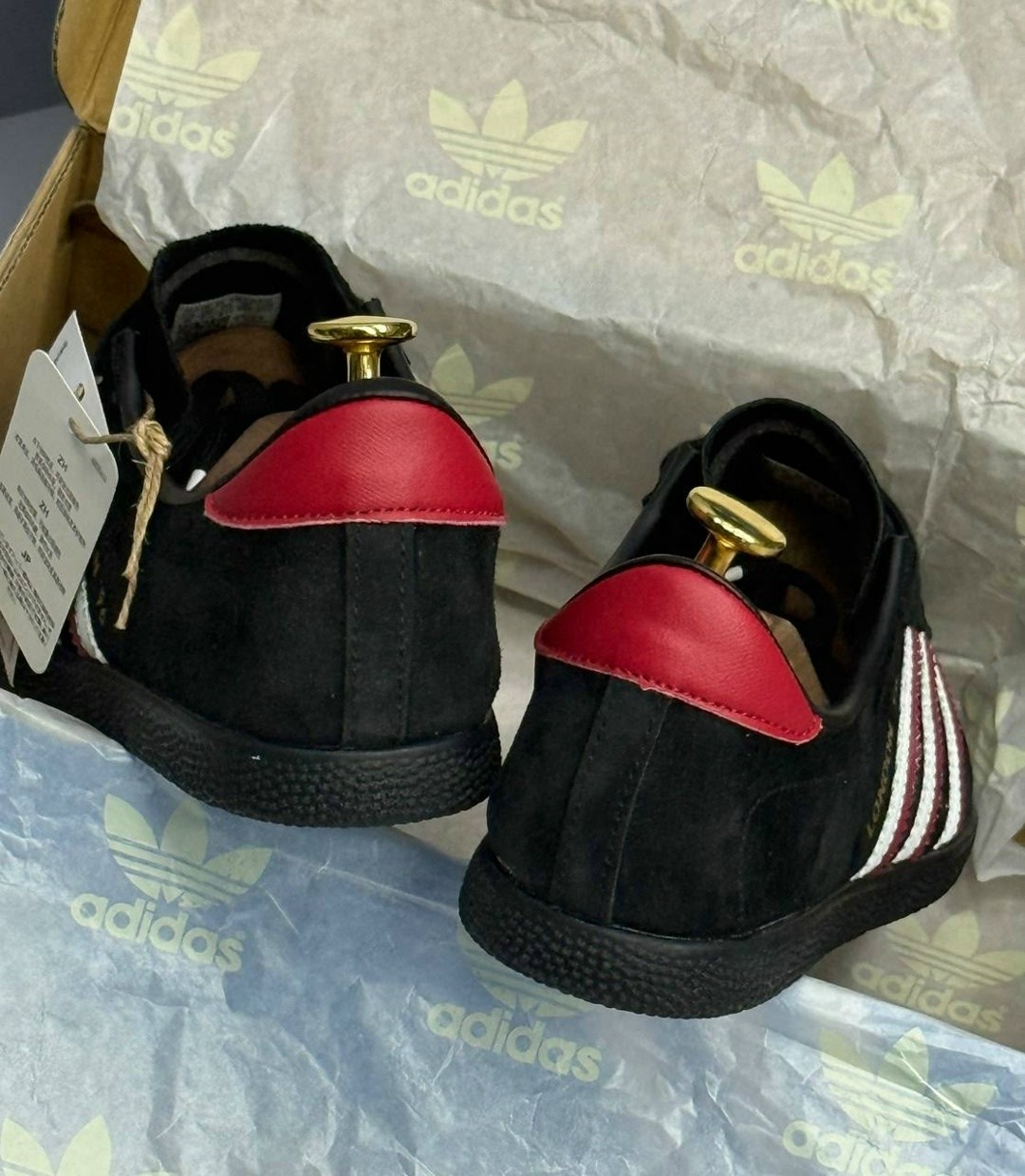 adidas originals london 96 core black sneakers,london 96 adidas,кроссовки adidas london 96 black scarlet,adidas london 96 sneaker,кроссовки adidas london 96 цвет black white