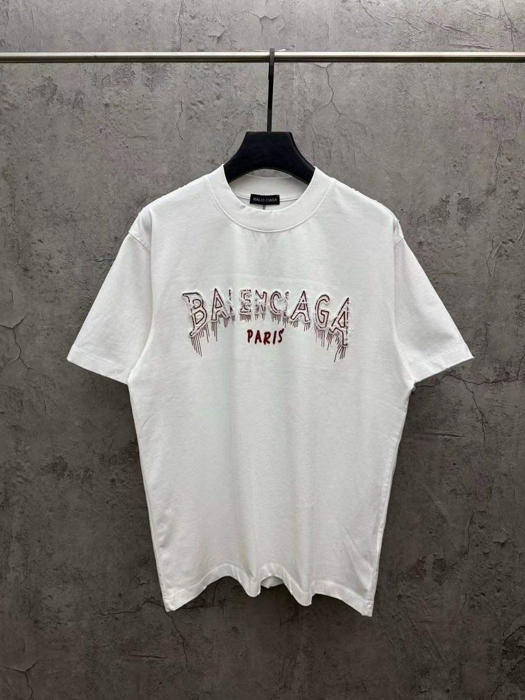 футболка баленсиага черная с белой надписью,футболка balenciaga,футболка balenciaga с коротким рукавом и цифровым принтом,футболка баленсиага