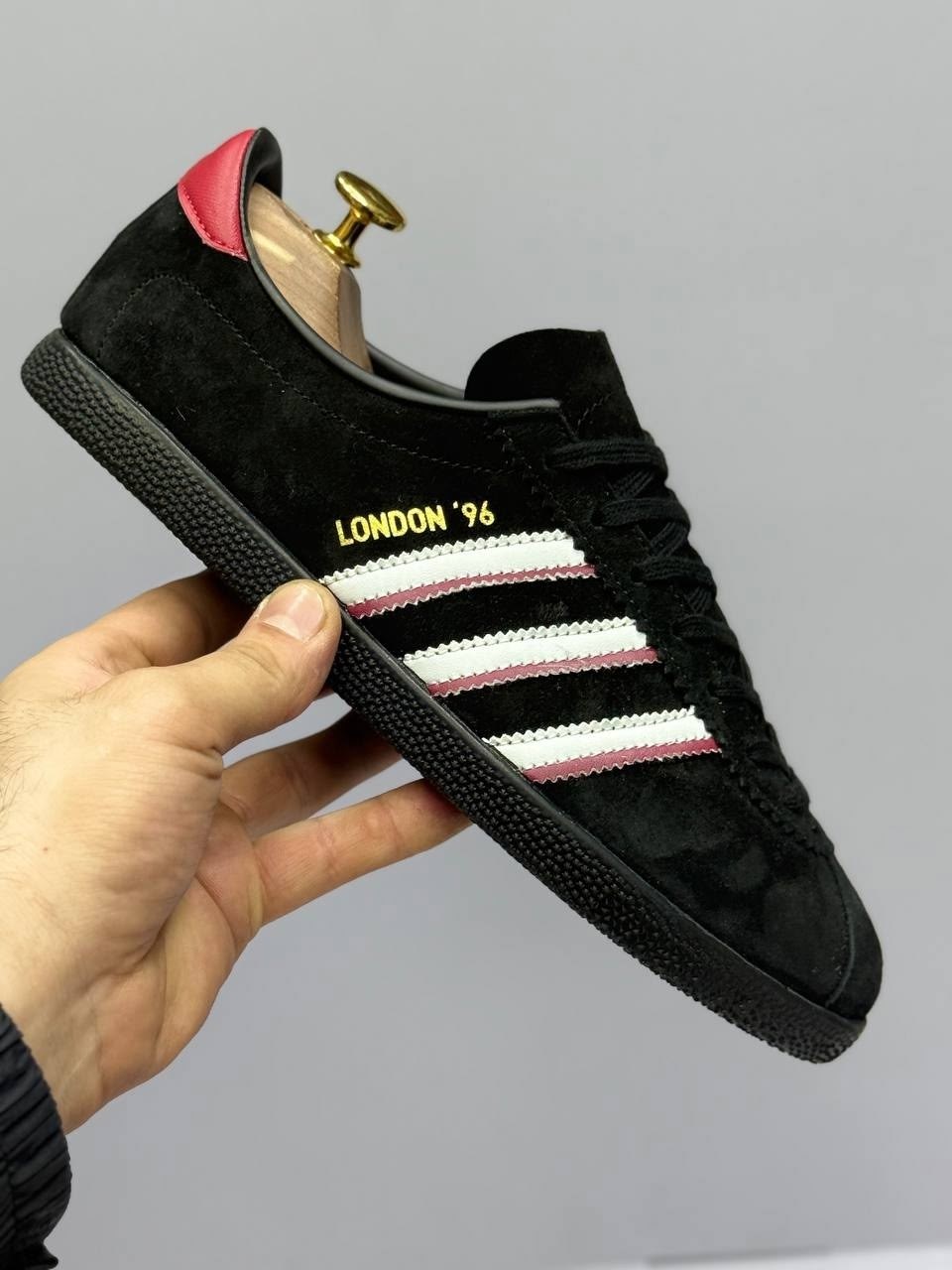 adidas originals london 96 core black sneakers,london 96 adidas,кроссовки adidas london 96 black scarlet,adidas london 96 sneaker,кроссовки adidas london 96 цвет black white