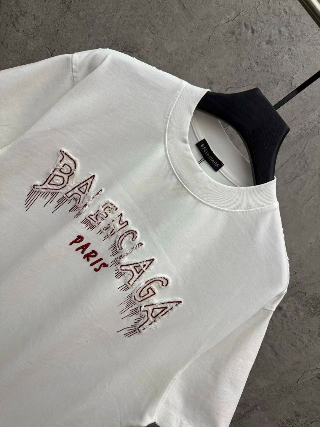 футболка баленсиага черная с белой надписью,футболка balenciaga,футболка balenciaga с коротким рукавом и цифровым принтом,футболка баленсиага