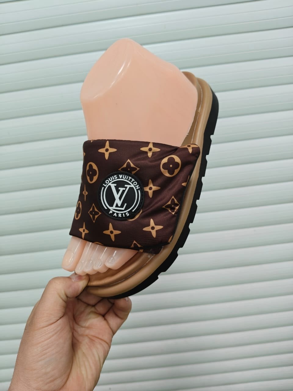 ,тапочки луи виттон,шлепанцы louis vuitton,шлепанцы женские,модные тапочки