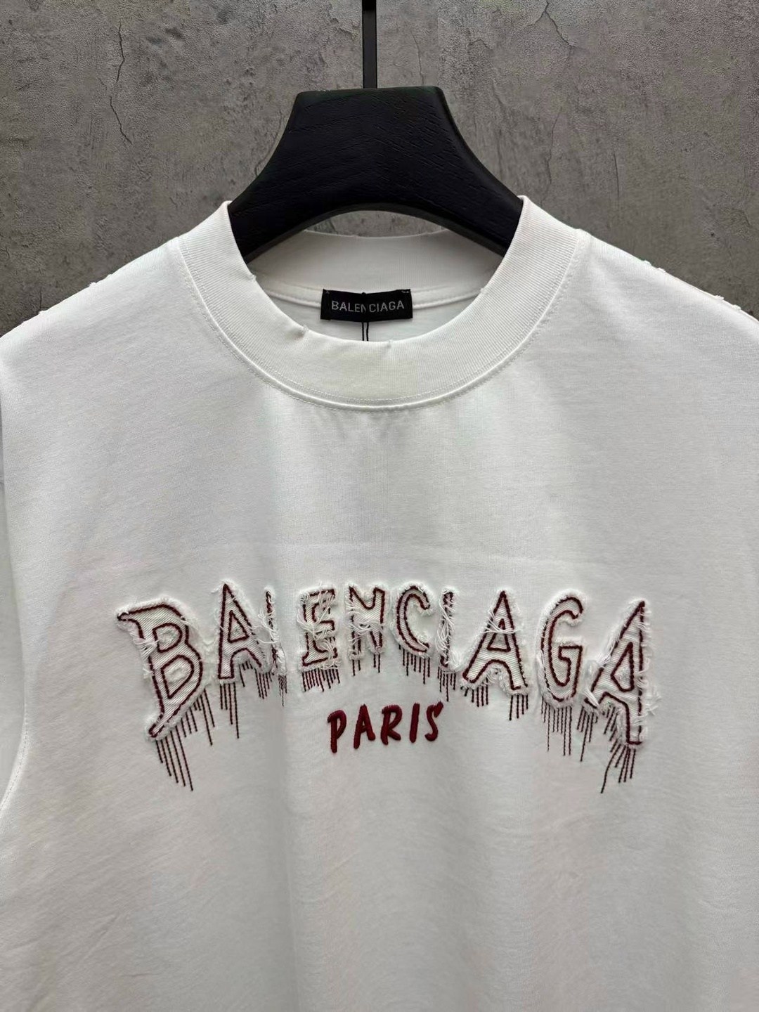 футболка баленсиага черная с белой надписью,футболка balenciaga,футболка balenciaga с коротким рукавом и цифровым принтом,футболка баленсиага