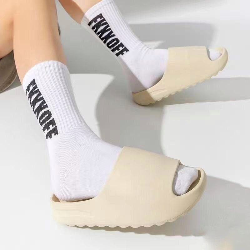 ,модные тапочки,летние тапочки,шлепки yeezy slide,шлепки изики