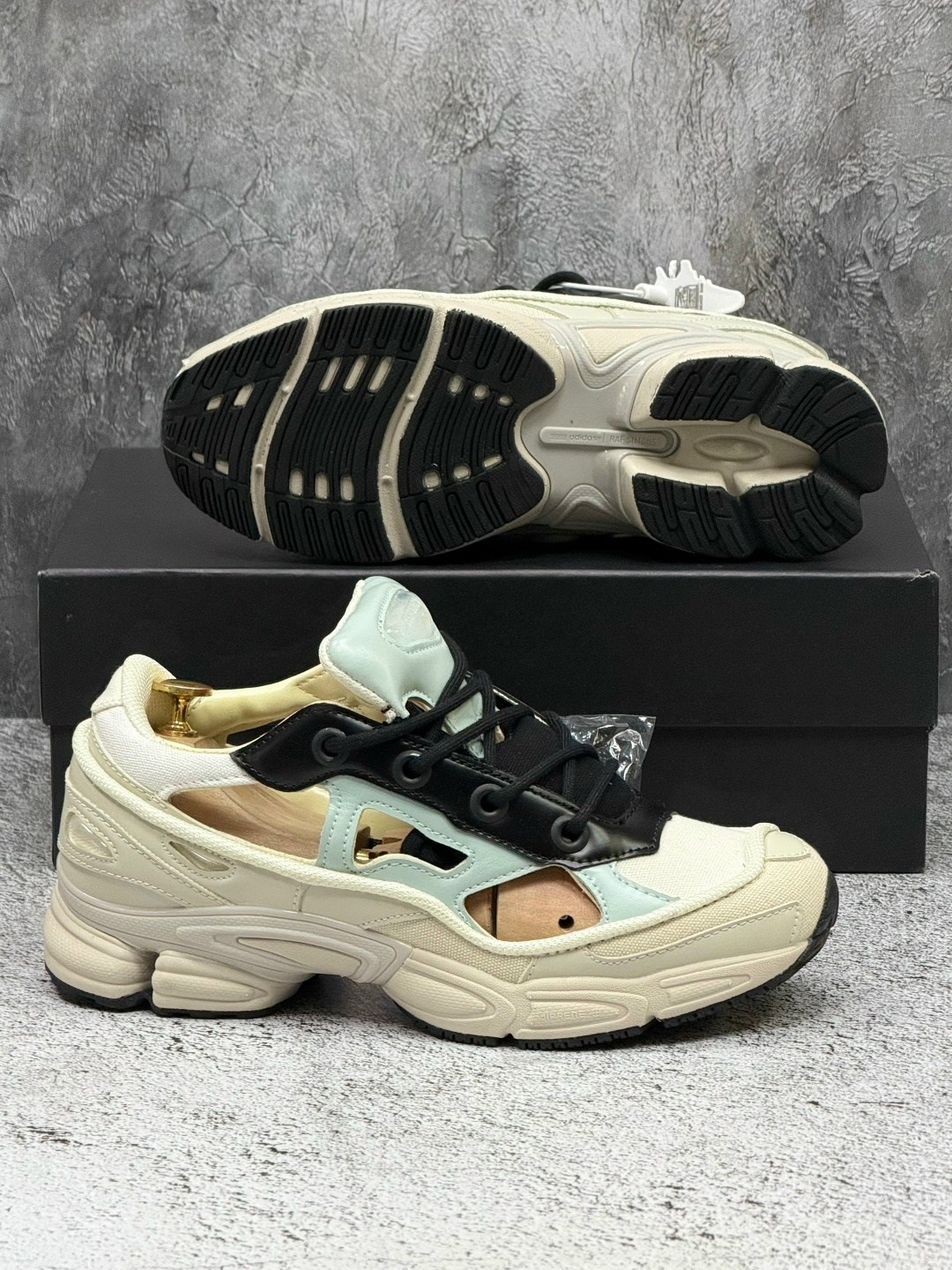 adidas raf simons ozweego 3 cream white,кроссовки adidas raf simons ozweego 3,adidas raf simons ozweego 3 white,adidas ozweego 3 raf simons cream white core black,adidas x raf simons ozweego iii cream