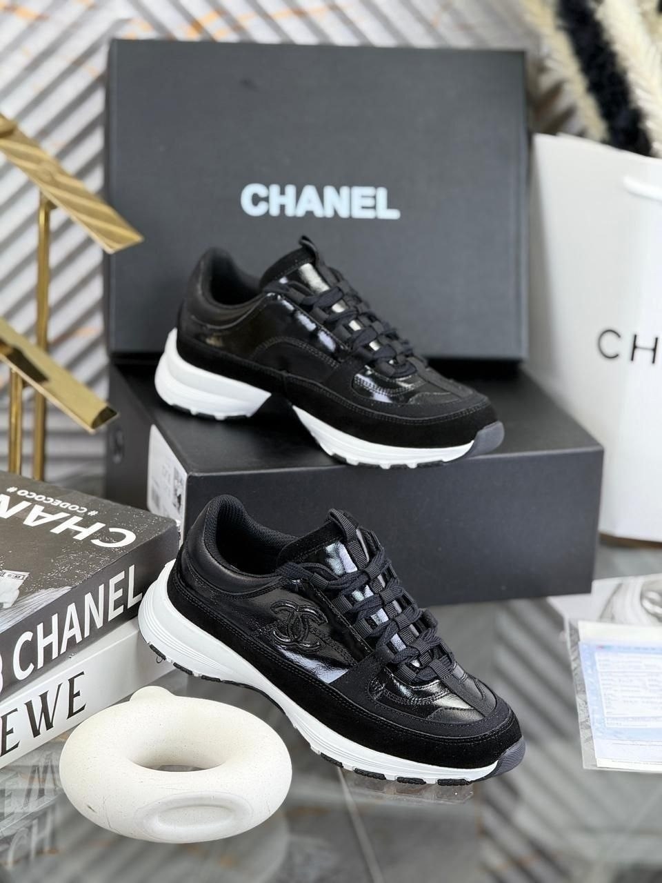 женские кроссовки chanel,кроссовки chanel,модные вентилируемые кроссовки chanel,женские комбинированные кроссовки chanel 2026-2026 черные с коричневым и белым логотипом,chanel женские кожаные кроссовк