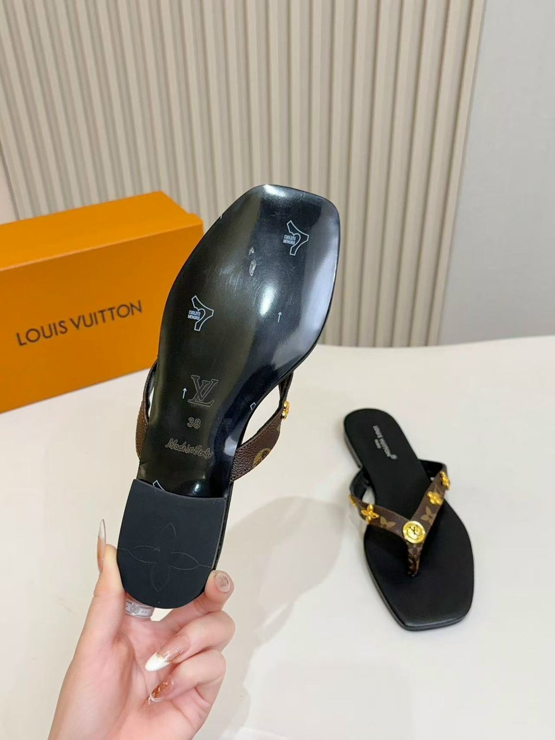 louis vuitton шлепанцы,шлепанцы louis vuitton premium белые,шлепанцы женские брендовые louis vuitton premium белые,сабо женские louis vuitton,шлепанцы женские луи виттон