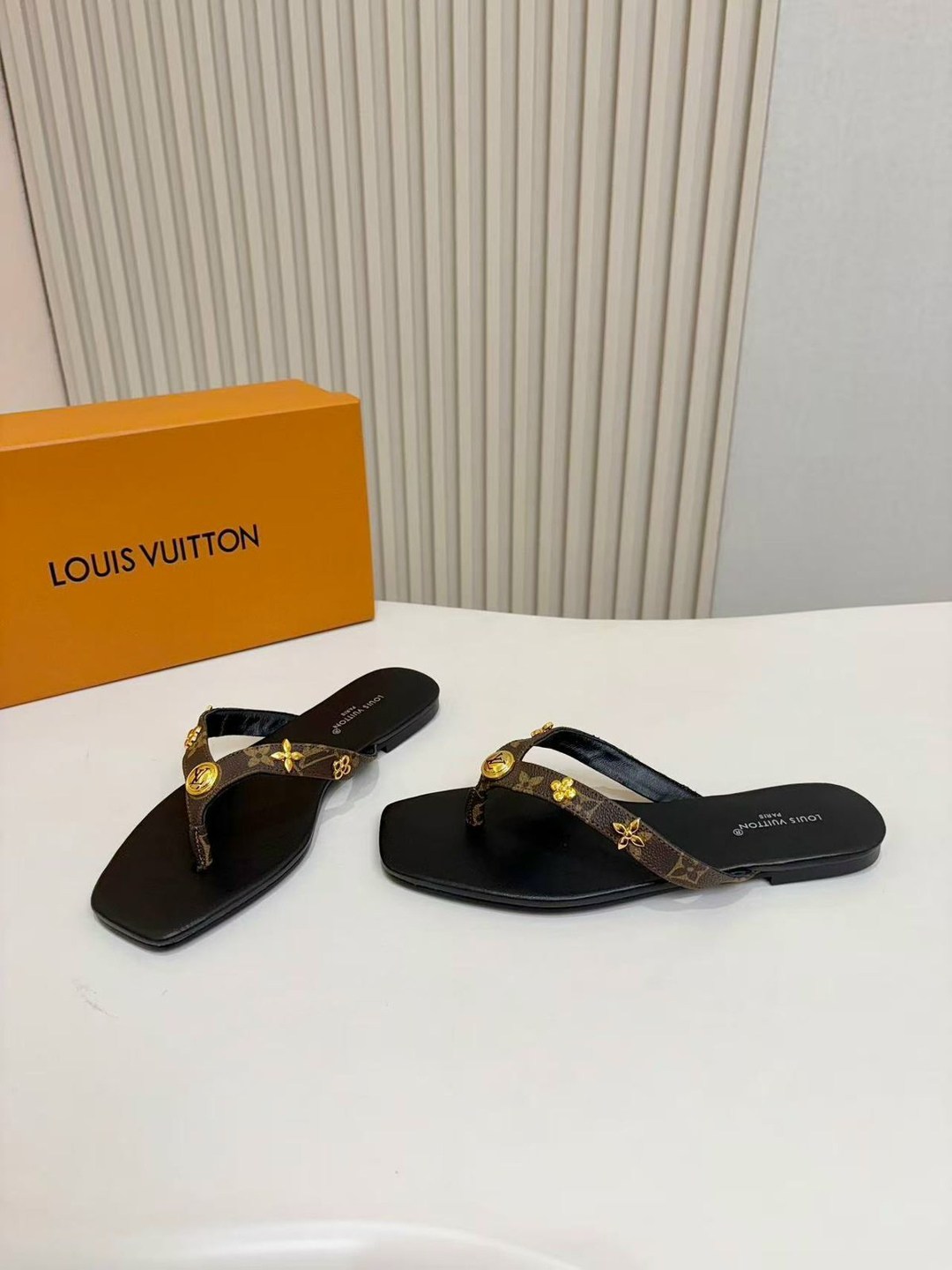 louis vuitton шлепанцы,шлепанцы louis vuitton premium белые,шлепанцы женские брендовые louis vuitton premium белые,сабо женские louis vuitton,шлепанцы женские луи виттон