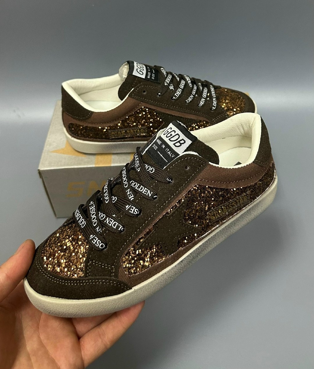 ,кроссовки golden goose,кеды golden goose,кроссовки golden goose с пайетками на платформе,golden goose кроссовки super-star коричневый