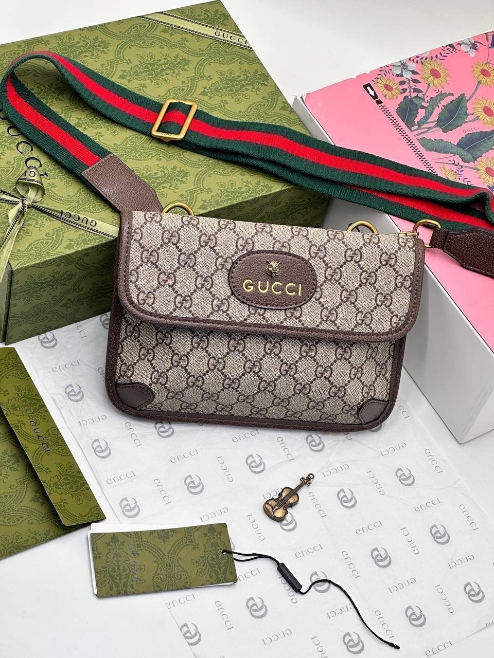 gucci сумка,gucci сумка на плечо,сумка через плечо с жёсткой конструкцией gucci,сумка gucci поясная,женская сумка gucci
