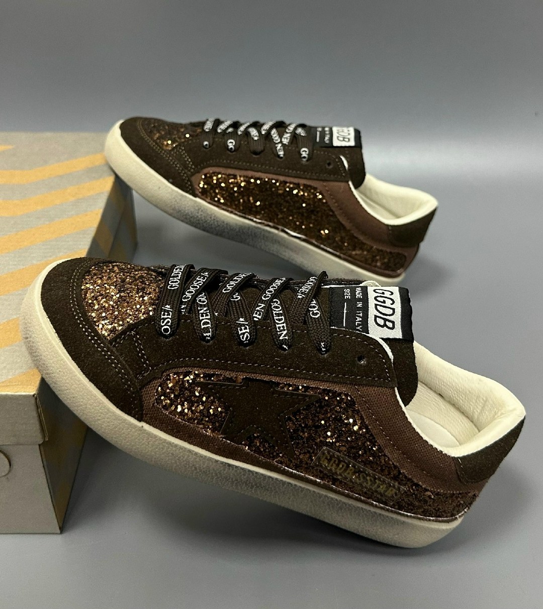 ,кроссовки golden goose,кеды golden goose,кроссовки golden goose с пайетками на платформе,golden goose кроссовки super-star коричневый
