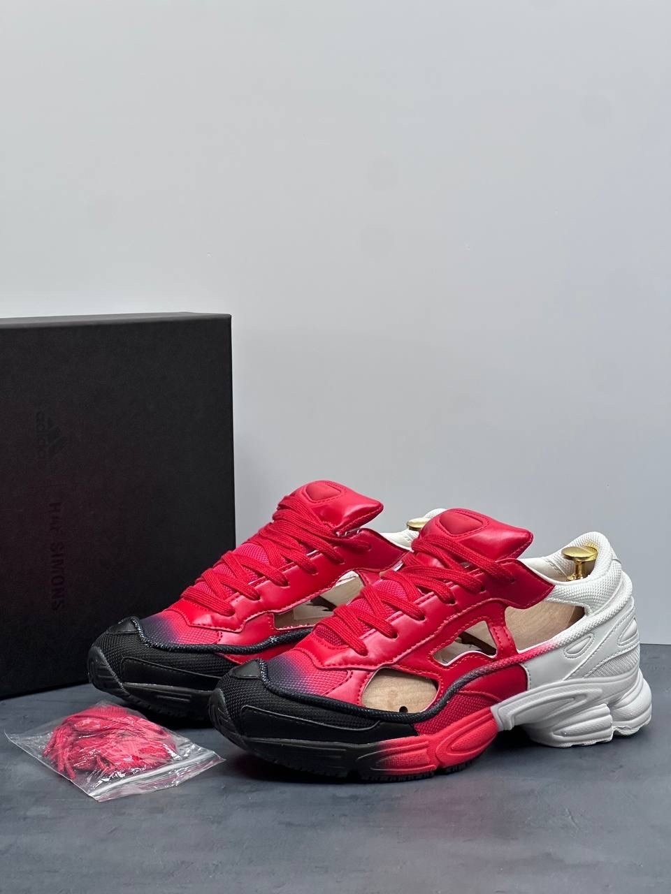 массивные кроссовки raf simons x ozweego replicant adidas красный,кроссовки adidas raf simons x ozweego replicant 'red halo blue',кроссовки raf simons x ozweego replicant adidas красный,adidas raf sim