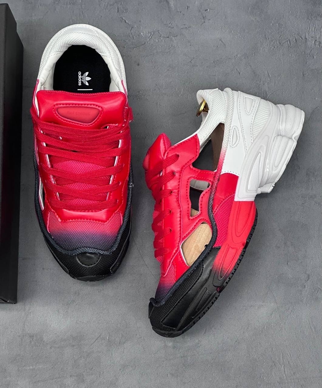 массивные кроссовки raf simons x ozweego replicant adidas красный,кроссовки adidas raf simons x ozweego replicant 'red halo blue',кроссовки raf simons x ozweego replicant adidas красный,adidas raf sim